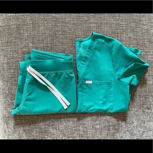 FIGS Hunter Green: XS Catarina Top, XS Livingston Pants